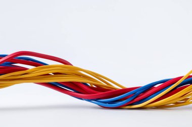 Birçok renkli elektrik kablosu beyaza izole edilmiş.