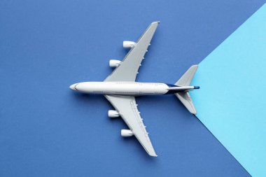 Renkli arka planda uçan uçak modeli, üst görünüm