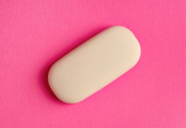 Pembe arkaplanda bir silgi, üst görünümde.