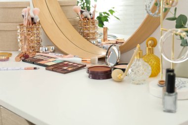 Makyaj odası. Ayna ve farklı güzellik ürünleri beyaz tuvalet masasında kapalı, yakın çekim