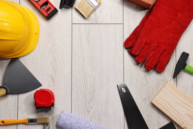 Farklı inşaat malzemelerinden yapılmış çerçeve ve beyaz ahşap masa üzerindeki aletler düz yatıyordu. Metin için boşluk