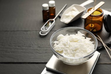 Soya yağı, temel yağlar ve gri ahşap masa üzerinde mum yapmak için farklı aletler, yakın çekim. Metin için boşluk