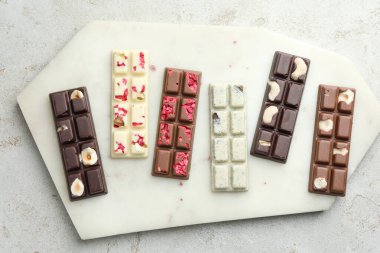 Işık masasında farklı aromalı lezzetli çikolatalar.