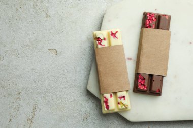 Işık masasında farklı aromalı lezzetli çikolatalar, üst manzara. Metin için boşluk