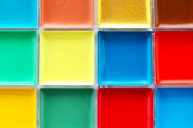 Arkaplan olarak parlak yüz boyası paleti, üst görünüm