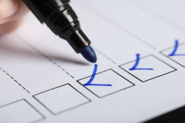 Kadın kağıt kutusunu işaretliyor, yakın plan.