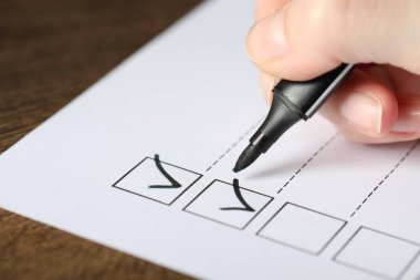 Masada kağıt kutusunu işaretleyen kadın, yakın plan.