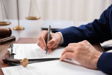 Ofisteki masada noter imzalı belge, yakın plan