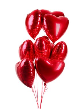 Kalp şeklinde kırmızı balonlar beyazda izole edilmiş. Sevgililer günün kutlu olsun.