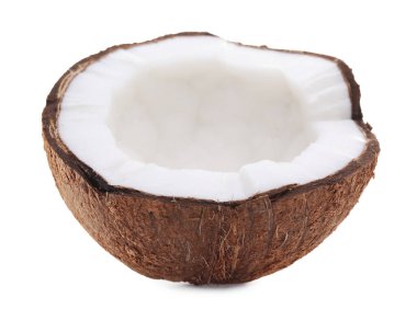 Çatlak hindistan cevizinin yarısı beyaza izole edilmiş.