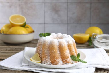 Tahta masaya pudra şekerli lezzetli limonlu pasta, yakın plan.