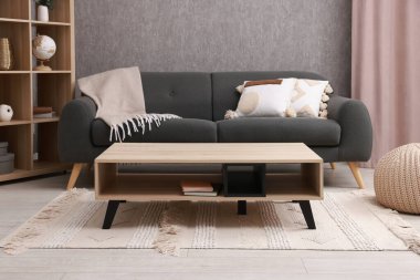 Evdeki kanepenin yanındaki şık kahve masası.