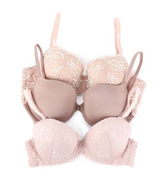 Üç farklı güzel sütyen, beyaz manzaralı.