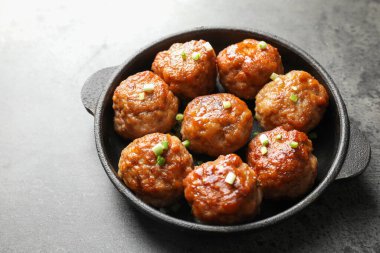 Gri masada yeşil soğanlı leziz köfteler, yakın plan.