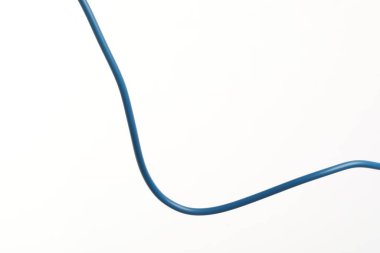 Beyaz arkaplanda mavi bir elektrik kablosu