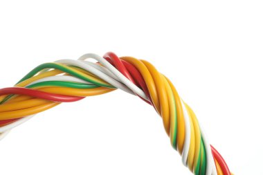Beyaz arka planda birçok renkli elektrik kablosu