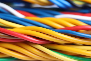 Arka plan olarak birçok renkli elektrik kablosu, yakın plan