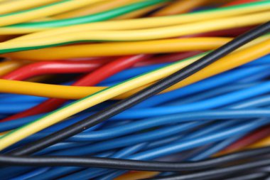 Arka plan olarak birçok renkli elektrik kablosu, yakın plan