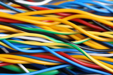 Arka plan olarak birçok renkli elektrik kablosu, yakın plan