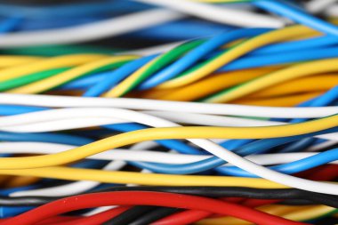 Arka plan olarak birçok renkli elektrik kablosu, yakın plan