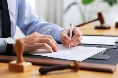 Ofisteki masada noter imzalı belge, yakın plan