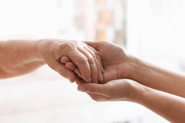 Son sınıf öğrencisine arka planda destek veren bakıcı, yakın plan. Yaşlı bakımı