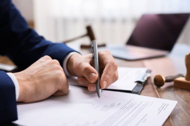 Ofisteki masada noter imzalı belge, yakın plan