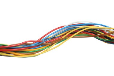 Beyaz arka planda birçok renkli elektrik kablosu