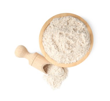 Kahverengi pirinç unu kasede ve kepçe beyaz, üst görünümde izole