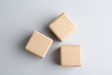 Açık gri arkaplanda boş tahta küpler, düz yatıyordu.