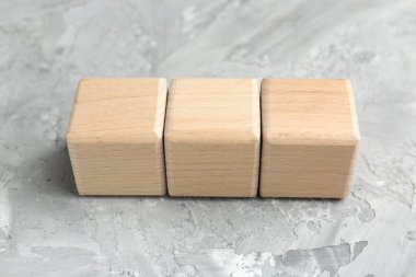 Gri desenli masada boş tahta küpler, yakın plan.