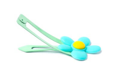 Beyaz çiçekli şirin saç tokası.