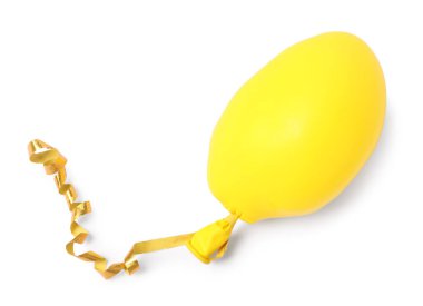 Bir sarı yarı sönmüş balon beyaza izole edilmiş, üst manzara