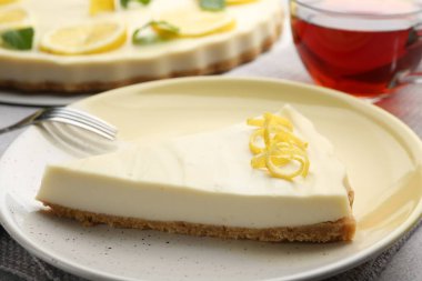 Lezzetli limonlu cheesecake. Masada, yakın plan.