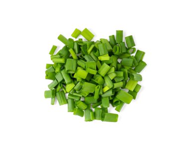 Taze doğranmış taze soğan yığını, beyaz manzarada izole edilmiş.