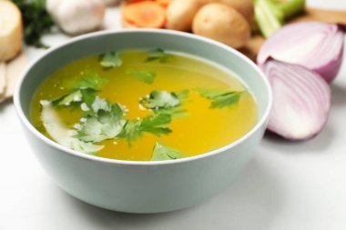 Lezzetli tavuk buketi kasede beyaz masada, yakın plan.