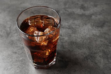 Gri masadaki buzlu buzlu kolayı. Metin için boşluk