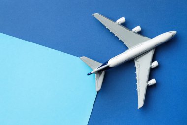 Renkli arka planda uçan uçak modeli, üst görünüm