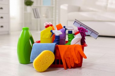 Yerdeki temizlik ürünleri ve malzemeler farklı.