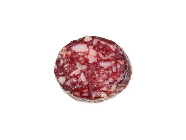 Lezzetli kuru sosis parçası beyaza izole edilmiş.