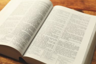 Masada İngilizce İncil 'i aç, yakın plan.