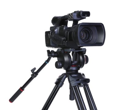 Beyaz üzerine izole edilmiş üç ayaklı modern video kamera