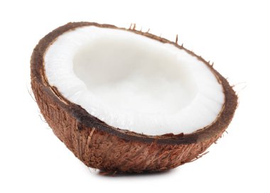 Çatlak hindistan cevizinin yarısı beyaza izole edilmiş.