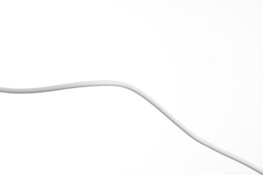 Beyaz arkaplanda bir renk elektrik kablosu