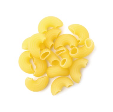 Ham boynuzlu makarna yığını beyaz, üst görünümde izole