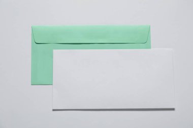 Kağıt zarf, beyaz arka planda harf, üst manzara. Tasarım için model