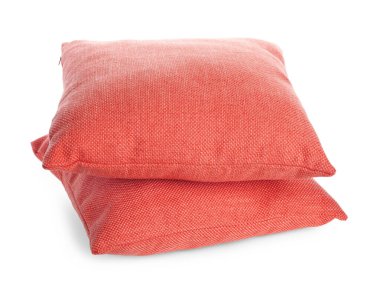 Kırmızılı yastıklar beyaza izole edilmiş