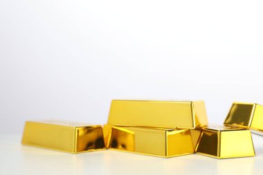 Masadaki altın külçeleri beyaz arka plana karşı, yakın plan. Metin için boşluk