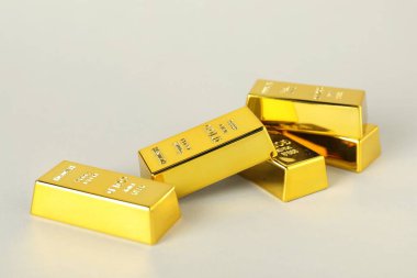 Gri arka planda parlak altın çubuklar, çekim