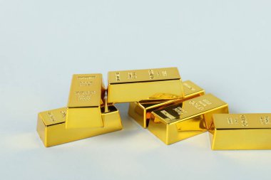 Açık arkaplanda parlak altın çubuklar, yakın plan